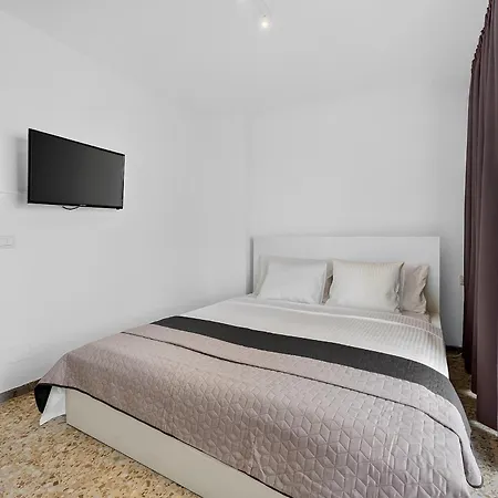 Azureterrace Newlyrenovated 2ndfloor Loscristianos شقة